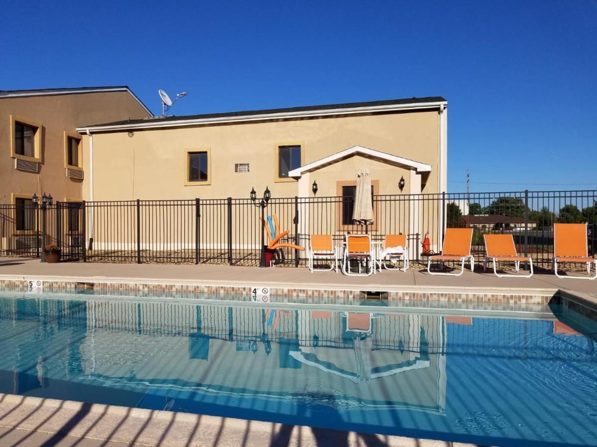 Hotel Lincoln Inn On Route 66 And Near I-55 Bagian luar foto